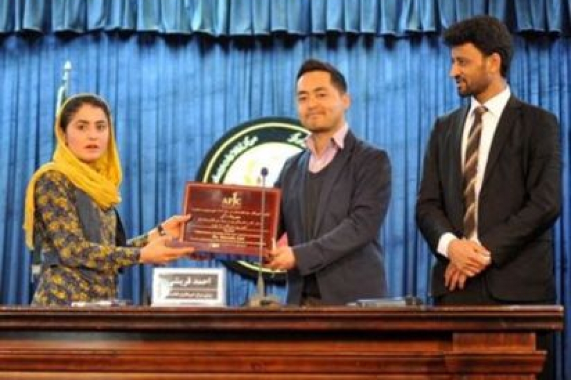 معروفه ذکی از آریانا نیوز «خبرنگار سال افغانستان» شد